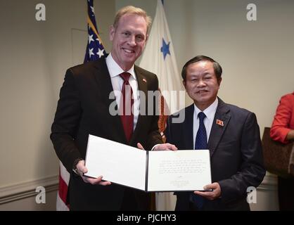 Le sous-secrétaire américain de la Défense Patrick M. Shanahan répond aux Vietnamiens avec le général Do Ba Ty, Vice-président de l'Assemblée nationale du Viêt Nam au Pentagone à Washington, D.C., le 23 juillet 2018. Banque D'Images