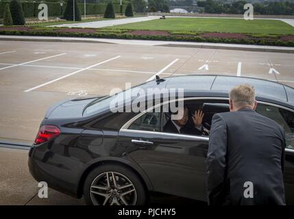 Le sous-secrétaire américain de la Défense Patrick M. Shanahan répond aux Vietnamiens avec le général Do Ba Ty, Vice-président de l'Assemblée nationale du Viêt Nam au Pentagone à Washington, D.C., le 23 juillet 2018. Banque D'Images