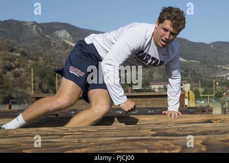Un joueur de football avec Saint Margaret's Episcopal High School exécute un parcours lors d'un événement de relations communautaires avec 1er Régiment de Marines, 1 Division de marines, au Marine Corps Base Camp Pendleton, en Californie, le 20 juillet 2018. L'événement a donné 1er Régiment de Marines Marines l'occasion de maintenir et de solidifier les relationship-s la communauté. Banque D'Images