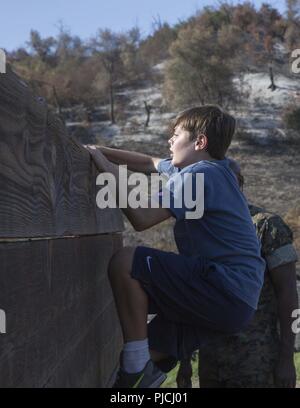 Un joueur de football pour l'école épiscopale St. Margaret's exécute un obstacle au Marine Corps Base Camp Pendleton, en Californie, le 20 juillet 2018. L'événement a donné 1er Régiment de Marines Marines l'occasion de maintenir et de solidifier les relationship-s la communauté. Banque D'Images