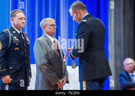 FORT BENNING, Géorgie (23 juillet 2018) - Retraité Master Sgt. Clifford Manning reçoit le Ranger bronze médaillon Hall of Fame. Neuf soldats et un civil français sont intronisés au Temple de la renommée des Rangers, le 18 juillet 2018, dans l'Auditorium Marshall à Fort Benning, en Géorgie. Ranger le Hall of Fame est organisé chaque année en juillet à Fort Benning, en Géorgie et a été créé pour honorer et préserver l'esprit et les contributions les plus extraordinaires d'Amérique Rangers. Banque D'Images