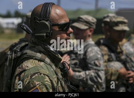 Les soldats de la Garde nationale de l'armée américaine de la Compagnie Charlie, 1er Bataillon, 114e Régiment d'infanterie, se préparer à une journée de formation sur la mission d'assaut aérien Joint Base McGuire-Dix-Lakehurst, N.J., le 18 juillet 2018. Banque D'Images