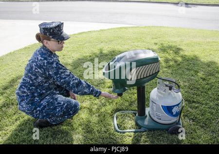 (11 juillet 2018) -- Hôpital Corpsman 2e classe Jessica Wright, un technicien en médecine préventive à la santé Santé Navale Kingsville, Texas, la Clinique vérifie le débit de gaz sur un 'Mosquito' aimant piège. Le piège utilise le propane pour créer un flux de dioxyde de carbone pour attirer les moustiques dans un sac en filet. Les moustiques sont ensuite envoyés à un laboratoire d'état pour déterminer le nombre par espèce et si des porteurs de maladies comme le virus ou Zika. Banque D'Images