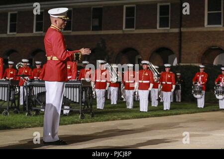 Major Christopher Hall, commandant, le commandant lui-même," U.S. Marine Drum & Bugle Corps, procède à la D&B au cours d'un défilé vendredi soir chez Marine Barracks Washington D.C., le 20 juillet 2018. Le général Major James E. Livingston, récipiendaire de la médaille d'honneur, était l'invité d'honneur pour la parade et l'accueil a été le lieutenant général Brian D. Beaudreault, commandant adjoint, plans, politiques et opérations. Banque D'Images
