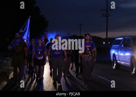 Le Rucking Raiders ont été rejoints par Marine Corps de recrutement Colombie-britannique pendant leur mars Raider Marines sur une partie de la 900 mile ruck le 21 juillet 2018, alors qu'ils sont passés par Columbia, S.C. Marines et l'avenir de marine à partir de la Colombie-Britannique s'est jointe au RS ruckers pour 8 miles de leur voyage, pour honorer les soldats qui ont perdu la vie dans un écrasement d'avion il y a un an. Banque D'Images