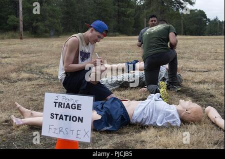 Les aviateurs ont participé à l'équipe de combat inaugural McChord Fitness Challenge, le 20 juillet 2018, at Joint Base Lewis-McChord, dans l'état de la fitness challenge consistait en un 3,5 km course à obstacles qui ont testé les capacités de préparation des équipes. Banque D'Images