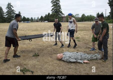 Les aviateurs ont participé à l'équipe de combat inaugural McChord Fitness Challenge, le 20 juillet 2018, at Joint Base Lewis-McChord, dans l'état de la fitness challenge consistait en un 3,5 km course à obstacles qui ont testé les capacités de préparation des équipes. Banque D'Images