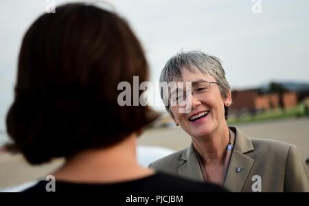 Secrétaire de l'Air Force Heather Wilson parle avec le Colonel Leslie Maher, 375e escadre, la mobilité de l'air à l'arrivée à Scott Air Force Base, Ohio, le 19 juillet 2018. Au cours de la visite de Wilson elle est engagé avec les dirigeants locaux, a reçu une commande de la mobilité aérienne guidée en soulignant les réussites et les capacités de commandement, et une tenue d'une assemblée publique où elle a parlé de ses priorités et s'est engagé dans une session de questions-réponses avec les participants. Banque D'Images