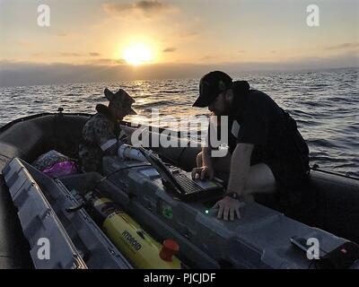 La baie de San Diego, Californie (8 juillet 2018) de la Royal Australian Navy et de la Royal New Zealand Navy techniciens, le matelot de Sabol (à gauche) et meilleurs Bates, se préparer à déployer un véhicules sous-marins sans équipage (UUV) pour une mission de chasse aux mines de nuit dans le sud de la Californie au cours de Rim of the Pacific (RIMPAC), le 23 juillet. Vingt-cinq nations, 46 navires, 5 sous-marins, environ 200 avions et 25 000 personnes participent à l'EXERCICE RIMPAC du 27 juin au 2 août dans et autour des îles Hawaï et la Californie du Sud. Le plus grand exercice maritime international RIMPAC, fournit un uniq Banque D'Images