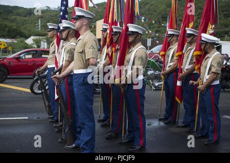 Le color guard avec le siège bataillon, 3e Division de marines se lancer dans la formation à la tête du défilé de la libération, le 21 juillet 2018 à Guam. Tout au long de la semaine, le color guard menée une éducation militaire professionnelle et appris sur l'histoire de l'habitants de Guam tout en participant à des événements bilatéralement sur Guam. Banque D'Images