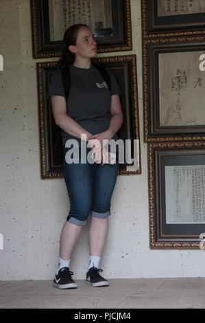 La CPS. Jasmine R. Rathburn, un système de gestion de la bataille de la défense aérienne de l'opérateur avec la 35e Brigade d'artillerie de défense aérienne, examine les lettres écrites par l'épouse de Kim Jong un, Gik érudit coréen, à cet enregistrement house dans Gaesil Village, Corée du Sud, le 10 juillet 2018. Kim était un érudit, poète, auteur et homme politique au cours de la dynastie Choson. Les membres du Service ont connu l'histoire de la Corée, de la culture et de la cuisine dans le cadre d'une visite culturelle organisée par la République de Corée Ministère de la Défense nationale. Banque D'Images