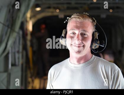 Le sergent de l'US Air Force. Anthony Macy, 86e Escadron de maintenance des aéronefs C-130J Super Hercules, chef d'équipe pose pour une photo à Plovdiv, Bulgarie, le 18 juillet 2018. Les membres de la 86e AMXS déployés à la Bulgarie avec le 37e Escadron de transport aérien pour l'été 2018, un Thrace exercice bilatéral entre les États-Unis et la Bulgarie. Le rôle de Macy et d'autres membres de la 86e a été AMXS pour maintenir l'avion d'assurer le bon fonctionnement de la formation pour les membres de la 37e qu'à remplir les objectifs et les certifications de niveau 1 pour l'équipage. Banque D'Images