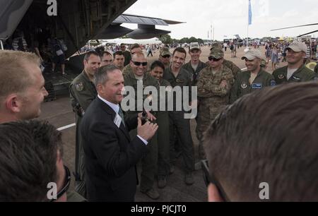 U.S. Air Force Général David L. Goldfein (centre), chef d'état-major de l'USAF, avec visites de la AVIATEURS 352e Escadron de soutien et d'opérations spéciales du 67e Escadron d'opérations spéciales au cours de la 2018 Royal International Air Tattoo à Fairford de la RAF, Royaume-Uni le 14 juillet 2018. Cette année, l'riat a célébré le 100e anniversaire de la RAF et a mis en relief les États-Unis, toujours solide alliance avec le Royaume-Uni. Banque D'Images