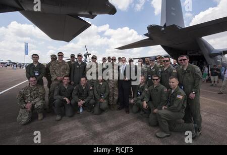 U.S. Air Force Général David L. Goldfein (centre), chef d'état-major de l'USAF, avec visites de la AVIATEURS 352e Escadron de soutien et d'opérations spéciales du 67e Escadron d'opérations spéciales au cours de la 2018 Royal International Air Tattoo à Fairford de la RAF, Royaume-Uni le 14 juillet 2018. Cette année, l'riat a célébré le 100e anniversaire de la RAF et a mis en relief les États-Unis, toujours solide alliance avec le Royaume-Uni. Banque D'Images