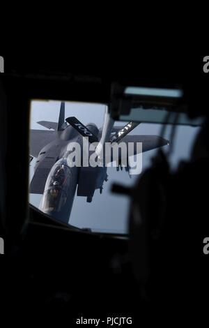 Un F-15E Strike Eagle à RAF Lakenheath reçoit le combustible dans un KC-135 Stratotanker affecté à la 100e Escadre de ravitaillement en vol de RAF Mildenhall sur l'Angleterre, le 19 juillet 2018. Le F-15E a été l'un des quatre à recevoir le carburant pendant une mission d'entraînement de routine. Banque D'Images