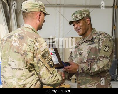 Le lieutenant général de l'ARMÉE AMÉRICAINE Michael X. Garrett, U.S. Army Central (USARCENT) commandant général, reçoit un certificat de reconnaissance et un drapeau de la 1ère Armée américaine, le lieutenant Aaron Hrdlicka affectés à Delta Batterie, 3e Bataillon, 2e Régiment d'artillerie de défense aérienne, 31e Brigade d'artillerie de défense aérienne, le 22 juillet 2018. Le lieutenant général Garrett a visité le bataillon dans le cadre de son champ de bataille, ce qui améliore sa compréhension des unités et des soldats subordonnés à USARCENT. Banque D'Images