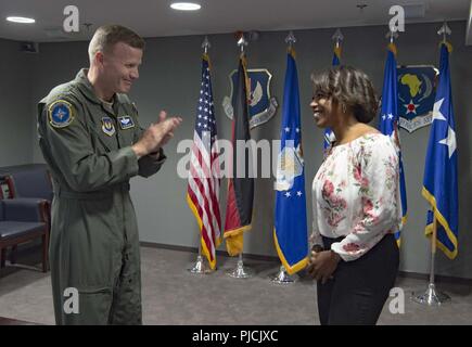 U.S. Air Force Gen. Tod D. Wolters, gauche, les forces aériennes américaines en Europe, commandant des Forces aériennes des États-Unis Afrique du commandant, commandant du Commandement aérien des alliés ; et le centre de compétence de la puissance aérienne interarmées directeur, félicite l'Ariana Easton, sur son engagement de l'US Air Force sur la base aérienne de Ramstein, en Allemagne, Juillet 17, 2018. Easton est la fille de l'air américaine en Europe et les forces de l'air américaine Africa Command Master Sergeant chef Phillip L. Easton Banque D'Images