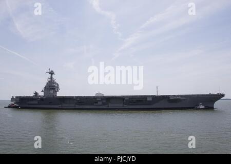NEWPORT NEWS, Virginie (15 juillet 2018) -- USS Gerald R. Ford (CVN78) part Naval Station Norfolk à Huntington Ingalls Newport News Shipbuilding pour commencer son Post Shakedown Disponibilité. Banque D'Images