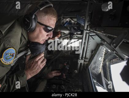 Les hauts de la Garde nationale américaine Master Sgt. Paul Emler, un perchman avec la 121e Escadre de ravitaillement en vol, de l'Ohio, exploite la flèche sur un KC-135 Stratotanker dans le ciel au-dessus de Michigan le 20 juillet 2018. Emler atteint 9 000 heures de vol sur la mission. Banque D'Images