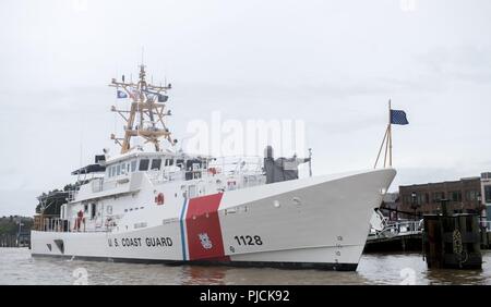 Les membres d'équipage à bord du garde-côte de Bruckenthal Nathan moor sur un quai à Alexandria, en Virginie, le Mardi, Juillet 24, 2018, avant sa cérémonie de mise en service. La Garde côtière est prévue à la 28e commission de la classe Sentinelle Cutter de réponse rapide, le mercredi, 25 juillet 2018. Garde côtière canadienne Banque D'Images