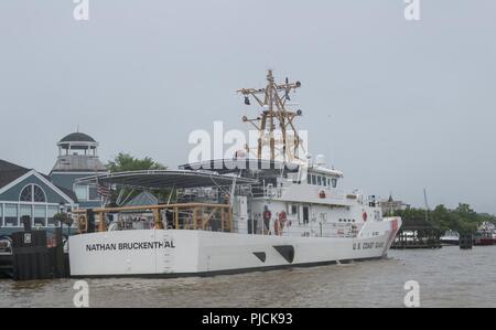 Les membres d'équipage à bord du garde-côte de Bruckenthal Nathan moor sur un quai à Alexandria, en Virginie, le Mardi, Juillet 24, 2018, avant sa cérémonie de mise en service. La Garde côtière est prévue à la 28e commission de la classe Sentinelle Cutter de réponse rapide, le mercredi, 25 juillet 2018. Garde côtière canadienne Banque D'Images