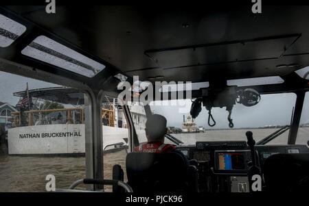 Un équipage de la station de la Garde côtière canadienne Washington mène une patrouille autour d'un quai à Alexandria, en Virginie, le Mardi, Juillet 24, 2018, avant les garde-côte de Bruckenthal Nathan cérémonie de mise en service. La Garde côtière est prévue à la 28e commission de la classe Sentinelle Cutter de réponse rapide, le mercredi, 25 juillet 2018. Garde côtière canadienne Banque D'Images