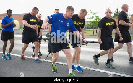 10e division de montagne en montagne, 7 Jason CSM Roark (centre) les mains sur une litière de 200 lb au cours de la 1ère Brigade Combat Team, 10e division de montagne's PT session, 24 juillet 2018. La séance a porté sur les événements inclus dans le test de conditionnement physique au combat de l'armée en raison d'être à l'échelle de l'armée en octobre 2020. Banque D'Images