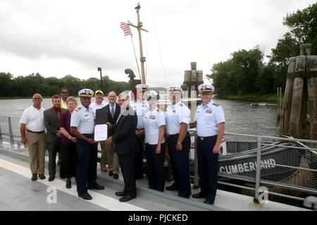 Le Capitaine Kevin B. Reed, commandant du Secteur de la Garde côtière de Long Island Sound, les questions le Connecticut Department of Transportation remorqueur Cumberland un certificat d'inspection, le lundi, 24 juillet 2018, à l'Glastonbury-Rocky Ferry Hill de Rocky Hill, Connecticut le 5 juillet 2018, le bateau de remorquage non inspectés auparavant est devenu le premier navire de ce type dans le pays afin d'être en vertu de l'option de la Garde côtière pour 46 CFR Subchapter M règlement. Banque D'Images