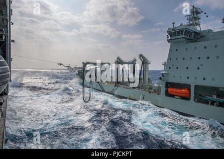 En mer (19 juillet 2018) Le débarquement quai navire HMAS Adelaide hélicoptère (L01) effectue un ravitaillement en mer avec le navire de ravitaillement de la Marine royale du Canada au cours de l'Astérix MV Rim of the Pacific (RIMPAC), le 19 juillet. Vingt-cinq nations, 46 navires, 5 sous-marins, environ 200 avions et 25 000 personnes participent à l'EXERCICE RIMPAC du 27 juin au 2 août dans et autour des îles Hawaï et la Californie du Sud. Le plus grand exercice maritime international RIMPAC, fournit une formation unique alors que la promotion et le soutien de relations de coopération entre les participants critica Banque D'Images