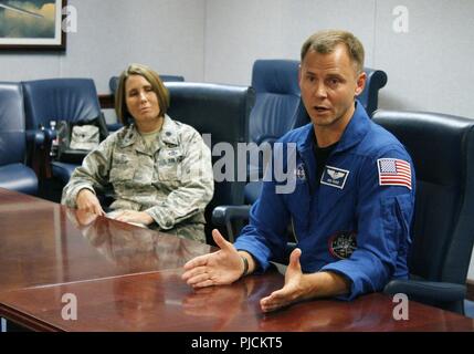 (De droite à gauche) Le colonel Nick Hauge, un astronaute de la NASA, et épouse le lieutenant-colonel commandant de la Haye, CATIE, Air Force Reserve Officer Training Corps, discuter de son prochain lancement dans l'espace au cours de la Conférence de l'Armée de l'air, également connu sous le nom de AFCON, au Pentagone, le 19 juillet. AFCON est une journée d'immersion dans la technologie de l'Armée de l'air, de la culture et des activités conçues pour des conteurs qui, en général, ne couvre pas l'armée. Banque D'Images