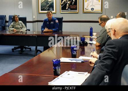 (De droite à gauche) Le colonel Nick Hauge, un astronaute de la NASA, et épouse le lieutenant-colonel commandant de la Haye, CATIE, Air Force Reserve Officer Training Corps, discuter de son prochain lancement dans l'espace au cours de la Conférence de l'Armée de l'air, également connu sous le nom de AFCON, au Pentagone, le 19 juillet. AFCON est une journée d'immersion dans la technologie de l'Armée de l'air, de la culture et des activités conçues pour des conteurs qui, en général, ne couvre pas l'armée. Banque D'Images