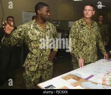 SAN DIEGO (24 juillet 2018) Arrière Adm. Dave Welch, commandant de la Task Force (CTF) 177 et la surface de combat naval et Centre de développement de la mine (SMWDC), à droite, est informé des mesures de déminage (Escadron) MCMRON 3 opérations par le lieutenant David Wright, MCMRON 3 Bataille regarder le capitaine, au cours d'une visite au siège de l'MCMRON 3 comme une part de Rim of the Pacific (RIMPAC) 2018 en Californie du Sud, le 24 juillet. Vingt-cinq nations, 46 navires, 5 sous-marins, environ 200 avions et 25 000 personnes participent à l'EXERCICE RIMPAC du 27 juin au 2 août dans et autour des îles Hawaï et la Californie du Sud. Banque D'Images