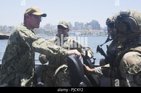 SAN DIEGO (24 juillet 2018) Arrière Adm. Dave Welch, commandant de la Task Force (CTF) 177 et la surface de combat naval et Centre de développement de la mine (SMWDC), gauche, parle avec les gardes-côtes américains affectés à l'équipe d'intervention de la Sécurité maritime de l'USCG (MSRT ouest-W) au cours d'une visite prévue à la Garde côtière des États-Unis Le Secteur de San Diego dans le cadre d'exercice Rim of the Pacific (RIMPAC) dans la région du sud de la Californie d'opérations, le 24 juillet. Vingt-cinq nations, 46 navires, 5 sous-marins, et d'environ 200 avions et 25 000 personnes participent à l'EXERCICE RIMPAC du 27 juin au 2 août dans et autour des îles hawaïennes et sou Banque D'Images