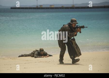 Lance le Cpl. Brendon Layomas sur promenades la plage tandis que le scoutisme plutôt un exercice pendant un cours, les nageurs du Scoutisme le 18 juillet 2018, à White Beach, Okinawa, Japon. Les nageurs du scoutisme cours fournit le Corps des marines avec capacités amphibies tout en enseignant les Marines de devenir compétent dans la natation de longue distance. Layomas, originaire de Wappinger Falls, New York, et est joint à la formation d'opérations expéditionnaires, Groupe III Marine Expeditionary Force Information Group. Banque D'Images