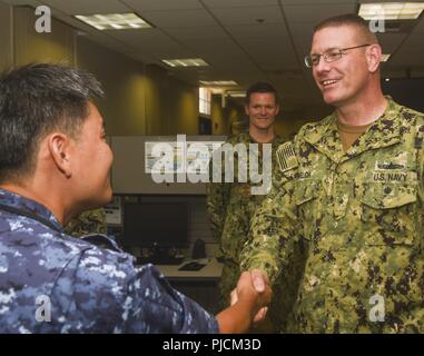 SAN DIEGO (24 juillet 2018) La Marine américaine Adm arrière. Dave Welch, commandant de la Force opérationnelle interalliée (CTF) 177 et la surface de combat naval et Centre de développement de la mine (SMWDC), à droite, est accueillie par le Japon d auto-défense Maritime Le Lieutenant Cmdr. Fukasaka Kazuma, affectés à la lutte contre les mines (Escadron) MCMRON 3 à travers le programme d'échange de personnel. Adm arrière. 3 MCMRON Welch est en visite dans le cadre de l'administration centrale de Rim of the Pacific (RIMPAC) dans la région du sud de la Californie d'opérations, le 24 juillet. Vingt-cinq nations, 46 navires, 5 sous-marins, environ 200 avions et 25 000 membres du personnel sont participati Banque D'Images