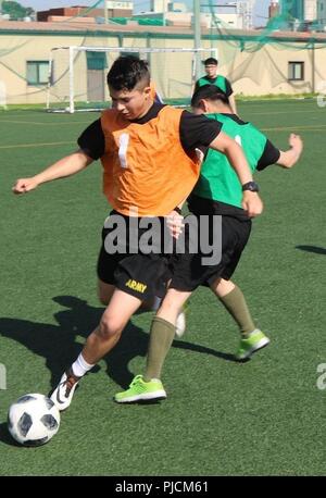 Le coréen l'augmentation à l'armée américaine et de soldats participer à un match de football pendant les États-unis KATUSA La Semaine d'amitié soldat, Mai 11 au Camp Henry, Daegu, Corée. Banque D'Images