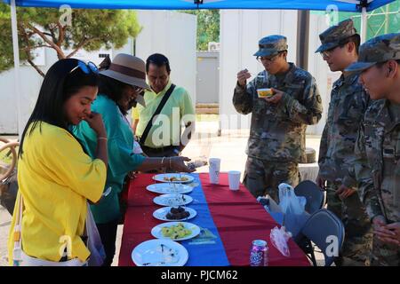 Essayez de soldats et civils au cours de l'alimentation traditionnelle coréenne KATUSA-U.S. La Semaine d'amitié soldat, 10 juil au Camp Walker, Daegu, Corée. Banque D'Images