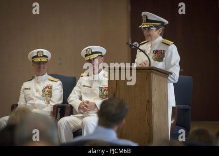 WASHINGTON (Juillet. 23, 2018) Arrière Adm. Margaret G. Kibben, chef des aumôniers de la Marine américaine, est relevée par Adm arrière. Brent W. Scott au Washington Navy Yard dans un changement de bureau et cérémonie de la retraite. Chef des opérations navales (ONC) Adm. John Richardson, était le conférencier invité et président de séance pour l'événement. Banque D'Images