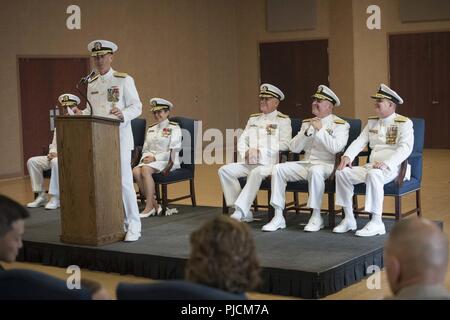 WASHINGTON (Juillet. 23, 2018) Le chef des opérations navales (ONC) Adm. John Richardson est l'orateur invité et président de séance pour le changement de bureau et cérémonie de la retraite pour Adm arrière. Margaret G. Kibben, chef des aumôniers de la Marine américaine, alors qu'elle est relevée par Adm arrière. Brent W. Scott au Washington Navy Yard. Banque D'Images