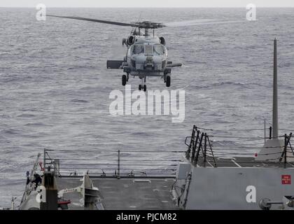 Océan Pacifique (Juillet 20, 2018) Un Sea Hawk MH-60R affecté à l'hélicoptère "Tropiques" de grève Maritime Squadron (HSM) 49,5 se prépare à atterrir sur le pont de vol de missiles guidés USS Sterett (DDG 104) au cours de la phase en mer de la Rim of the Pacific (RIMPAC), le 20 juillet. Vingt-cinq nations, 46 navires, 5 sous-marins, et d'environ 200 avions et 25 000 personnes participent à l'EXERCICE RIMPAC du 27 juin au 2 août dans et autour des îles Hawaï et la Californie du Sud. Le plus grand exercice maritime international RIMPAC, fournit une formation unique tout en fos Banque D'Images