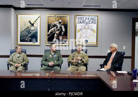 (De gauche à droite) Le major Regan Lyon, médecine d'urgence médecin, 24e Escadre d'opérations spéciales, le major Matthew Cichowski, commandant de détachement, le 75e Escadron de chasse et Tech. Le Sgt. Michael Perolio tactiques spéciales, opérateur, 24e Escadre d'opérations spéciales, de raconter des anecdotes de leur temps à servir au cours de la Conférence de l'Armée de l'air, également connu sous le nom de AFCON, au Pentagone, le 19 juillet. AFCON est une journée d'immersion dans la technologie de l'Armée de l'air, de la culture et des activités conçues pour des conteurs qui, en général, ne couvre pas l'armée. Banque D'Images