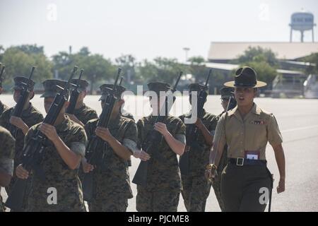 Le sergent du Corps des Marines des États-Unis. Daniela Conchasvasquez avec instructeur, percer, Oscar 4036 du peloton, Compagnie 4e Bataillon d'instruction des recrues, les commandes du peloton pendant son exercice initial au défilé Peatross sur pont Marine Corps Recruter Depot Parris Island, S.C., 23 juillet 2018. Les recrues sont notées pour forage initial en fonction de la confiance, l'attention au détail, et la discipline. Banque D'Images