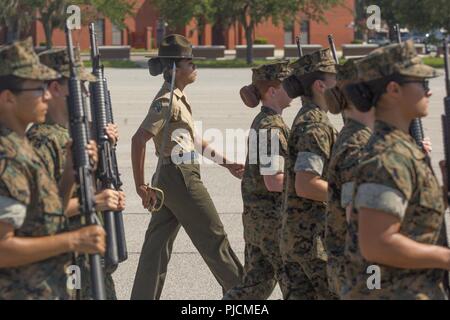 Le sergent du Corps des Marines des États-Unis. Daniela Conchasvasquez avec instructeur, percer, Oscar 4036 du peloton, Compagnie 4e Bataillon d'instruction des recrues, les commandes du peloton pendant son exercice initial au défilé Peatross sur pont Marine Corps Recruter Depot Parris Island, S.C., 23 juillet 2018. Les recrues sont notées pour forage initial en fonction de la confiance, l'attention au détail, et la discipline. Banque D'Images