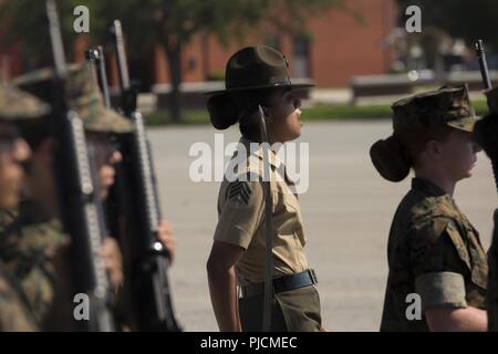 Le sergent du Corps des Marines des États-Unis. Daniela Conchasvasquez avec instructeur, percer, Oscar 4036 du peloton, Compagnie 4e Bataillon d'instruction des recrues, les commandes du peloton pendant son exercice initial au défilé Peatross sur pont Marine Corps Recruter Depot Parris Island, S.C., 23 juillet 2018. Les recrues sont notées pour forage initial en fonction de la confiance, l'attention au détail, et la discipline. Banque D'Images