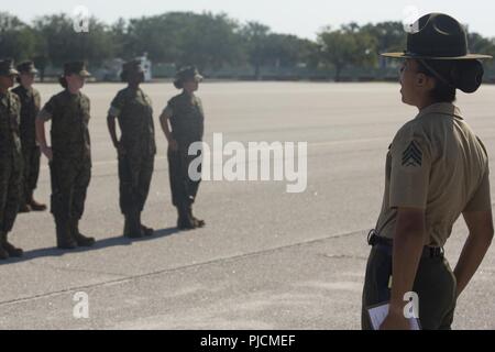 Le sergent du Corps des Marines des États-Unis. Daniela Conchasvasquez avec instructeur, percer, Oscar 4036 du peloton, Compagnie 4e Bataillon d'instruction des recrues, les commandes du peloton pendant son exercice initial au défilé Peatross sur pont Marine Corps Recruter Depot Parris Island, S.C., 23 juillet 2018. Les recrues sont notées pour forage initial en fonction de la confiance, l'attention au détail, et la discipline. Banque D'Images