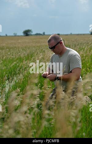 Isaac Maytum Senior Airman, un technicien des explosifs et munitions avec le 155e Escadron de génie civil, prépare des détonateurs pour la disposition d'un projectile de 8 pouces, le 12 juillet 2018, à l'Army National Guard's Greenlief Centre de formation près de Hastings, Nebraska. Banque D'Images