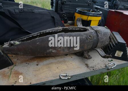 Un projectile de 8 pouces introduits dans la Police d'Omaha sur leur amnistie artifice jour à Omaha, Nebraska, a été éliminé par les techniciens des explosifs et munitions avec le 155e Escadron de génie civil le 12 juillet 2018, à l'Army National Guard's Greenlief Centre de formation près de Hastings, Nebraska. Banque D'Images