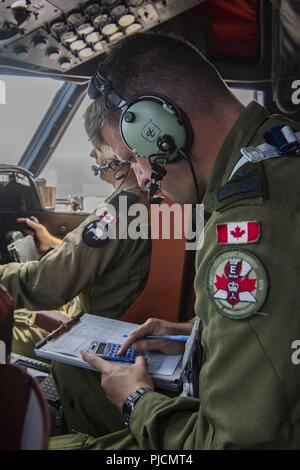 Océan Pacifique (24 juillet 2018) Le Caporal Dan Rioux, un mécanicien de bord un CP-140 Aurora (canadien) effectue une vérification en vol, tout en participant à un scénario durant la chasse sous le rebord de la Rim of the Pacific (RIMPAC), le 24 juillet. Vingt-cinq nations, 46 navires, 5 sous-marins, environ 200 avions et 25 000 personnes participent à l'EXERCICE RIMPAC du 27 juin au 2 août dans et autour des îles Hawaï et la Californie du Sud. Le plus grand exercice maritime international RIMPAC, fournit une formation unique tout en favorisant la coopération et le soutien Banque D'Images