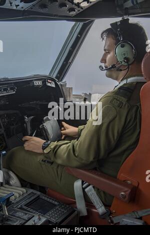 Océan Pacifique (24 juillet 2018) Royal Canadian Air Force Pilote, le Capt Julian Oncescu vole un Aurora canadien (CP140), dans le cadre d'un scénario de chasse sous marine au cours de l'exercice Rim of the Pacific (RIMPAC), le 24 juillet. Vingt-cinq nations, 46 navires, 5 sous-marins, environ 200 avions et 25 000 personnes participent à l'EXERCICE RIMPAC du 27 juin au 2 août dans et autour des îles Hawaï et la Californie du Sud. Le plus grand exercice maritime international RIMPAC, fournit une formation unique alors que la promotion et le soutien de relations de coopération entre les participants cri Banque D'Images