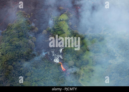 La lave du volcan Kilauea, qui éclate près de Pahoa, Hawaï, traverse le district inférieur de Puna vers Kapoho, formant une chute de lave dans le lac Green, Kapoho USA Banque D'Images